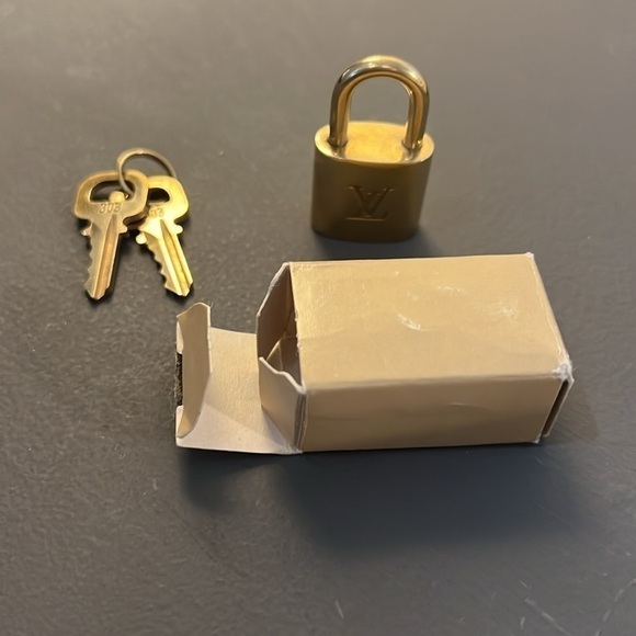 AUTHENTIC Louis Vuitton Speedy 30 Bandouliere in Monogram W RECEIPT $2300+ tax - Picture 5 of 17